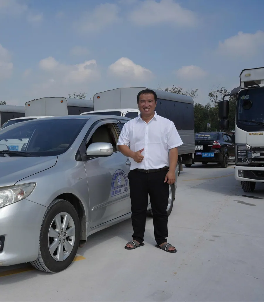 Giáo viên Thầy Vinh đang hướng dẫn học viên thực hành lái xe